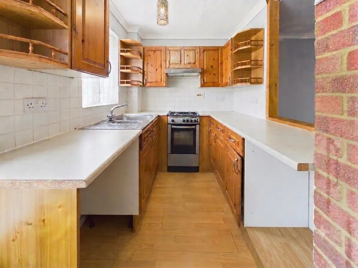 Woodcourt, Tollgate Hill, RH11, photo 2