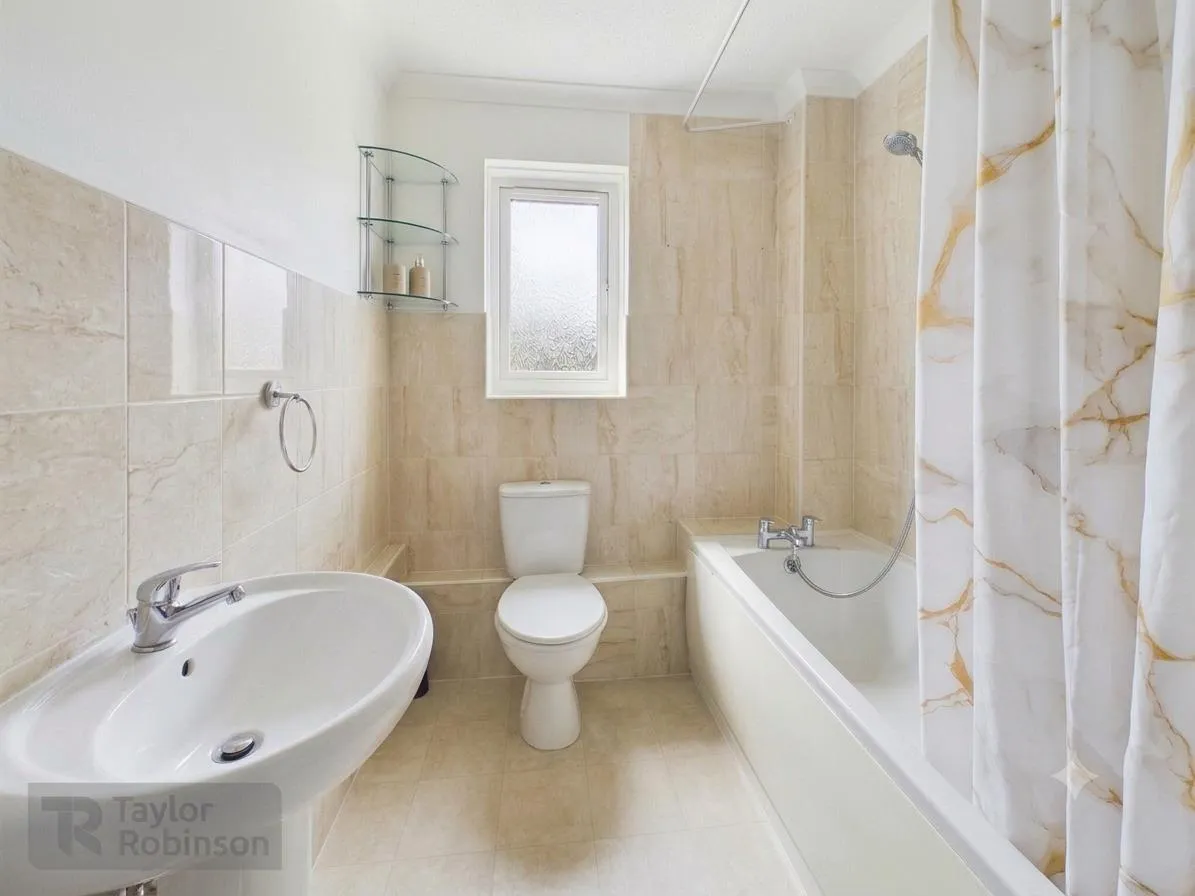 Woodcourt, Tollgate Hill, RH11, photo 8