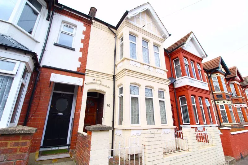 3 bed house for sale — Chatsworth Road, Luton LU4 8AS