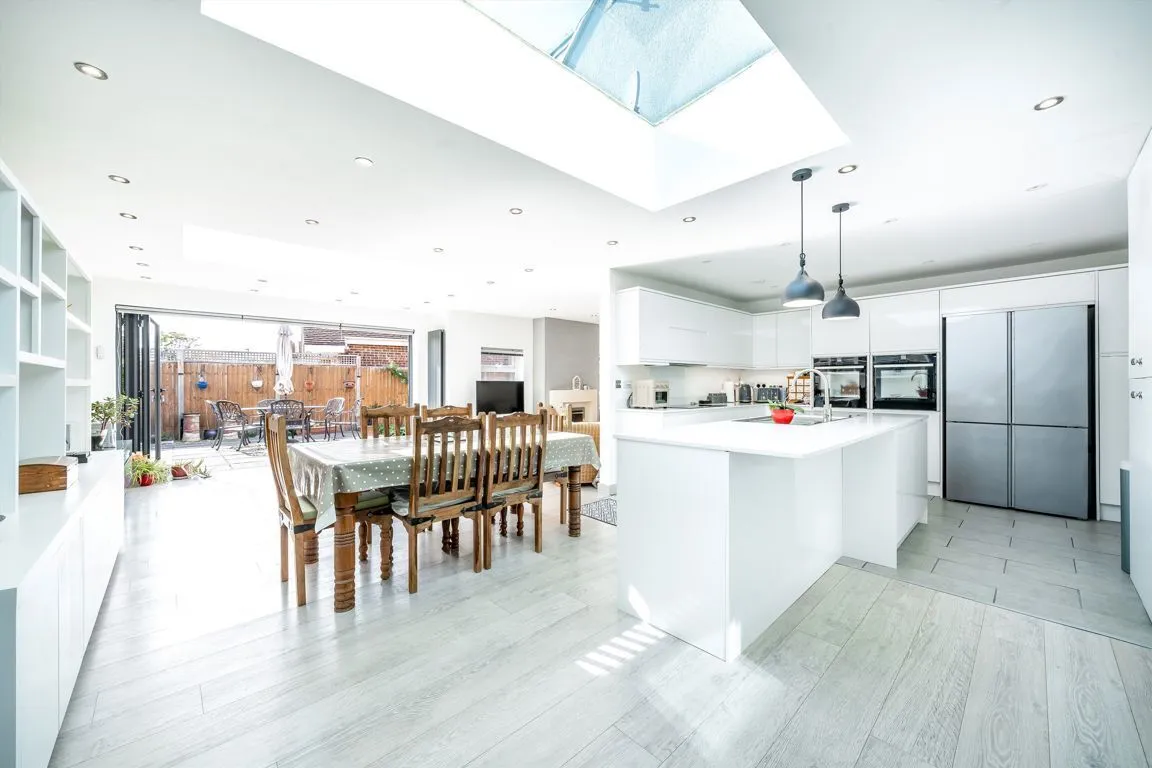 Hollybank Close, TW12, photo 3