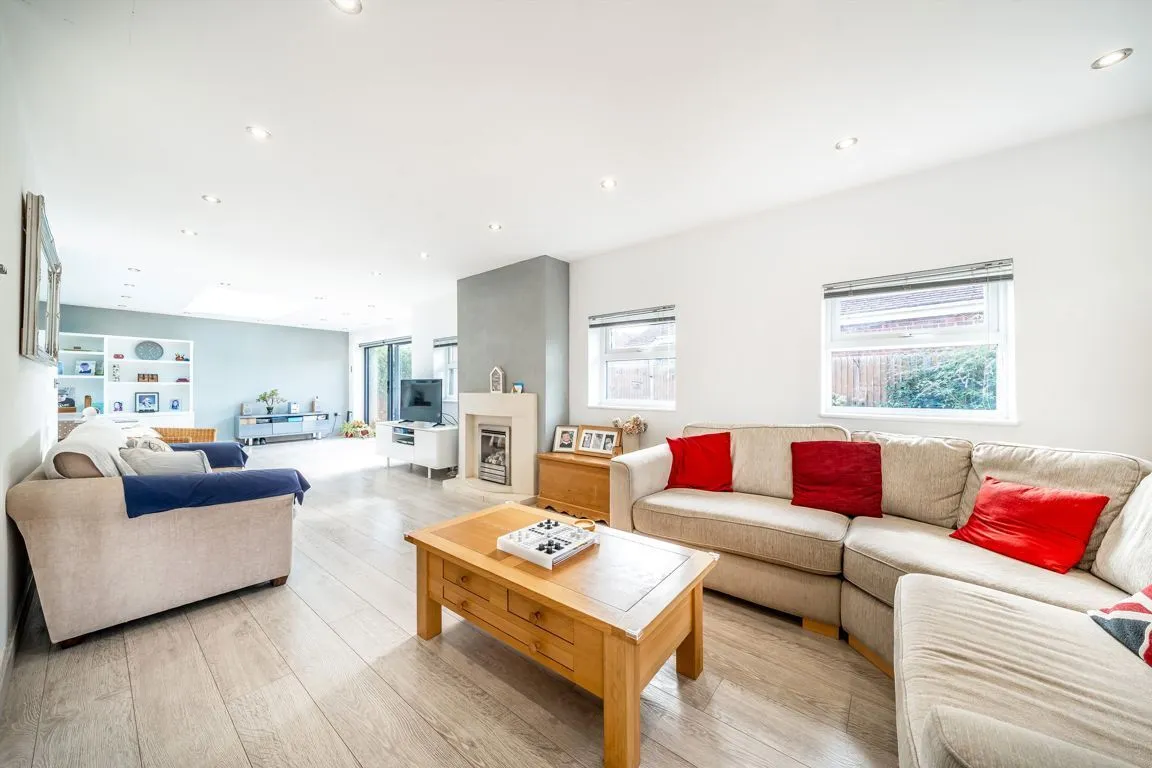 Hollybank Close, TW12, photo 2