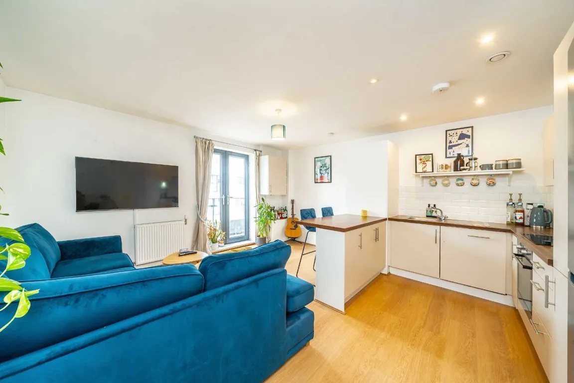 Garratt Lane, SW17, photo 2
