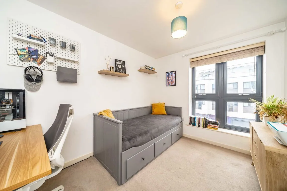 Garratt Lane, SW17, photo 4