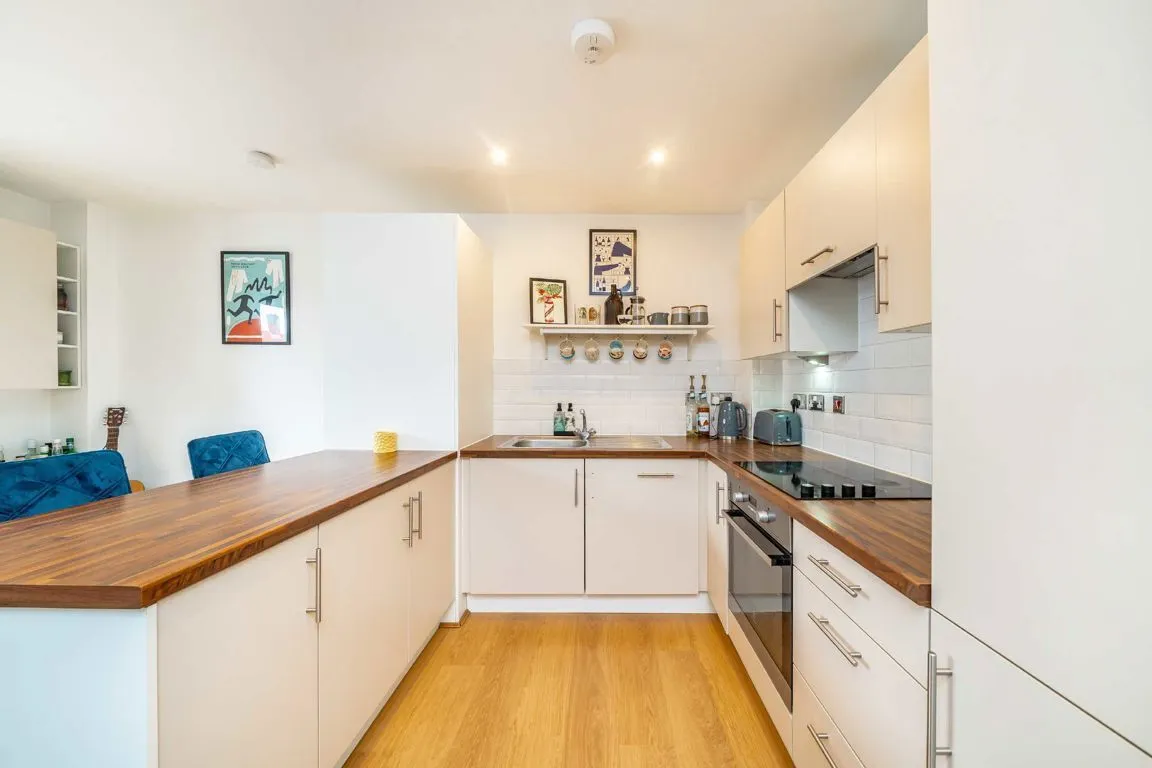 Garratt Lane, SW17, photo 3