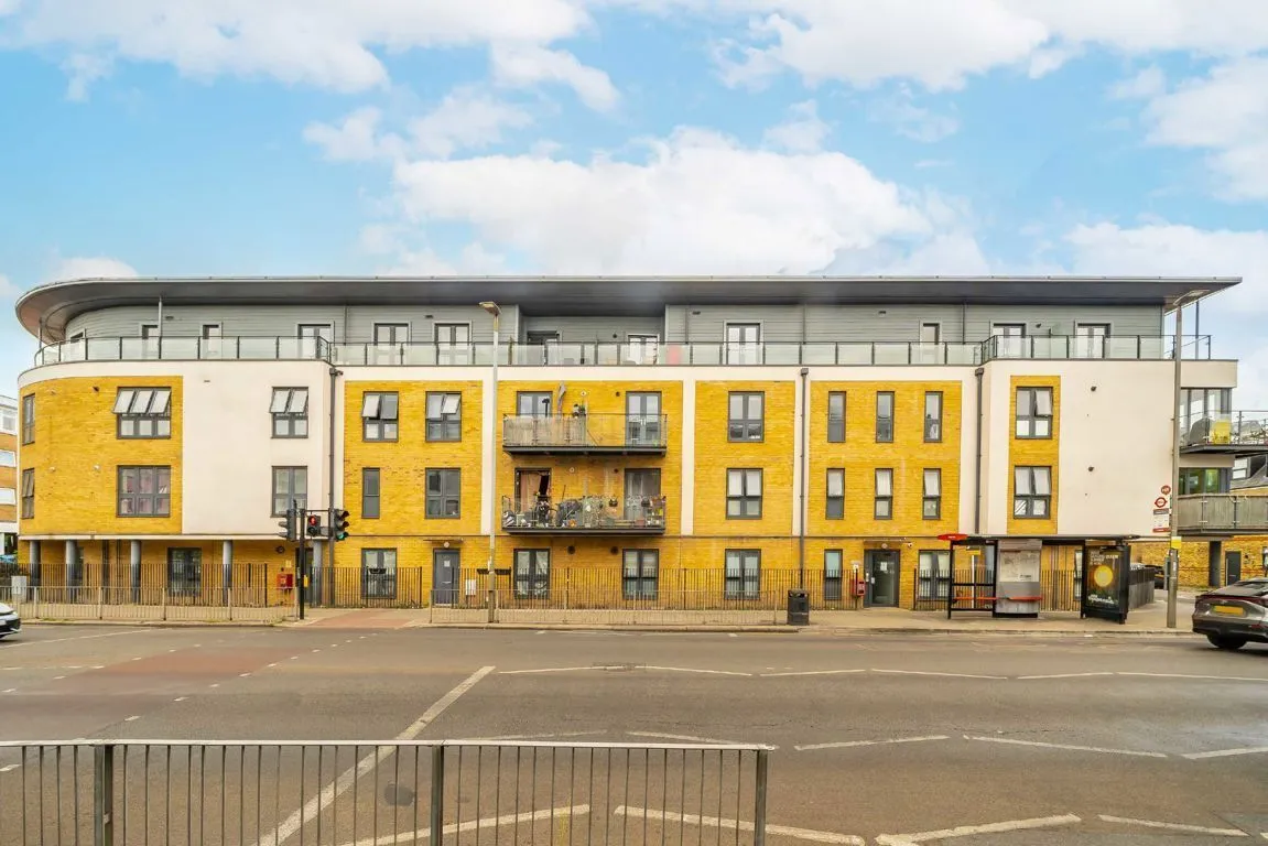 2 bed property for sale, Garratt Lane, SW17