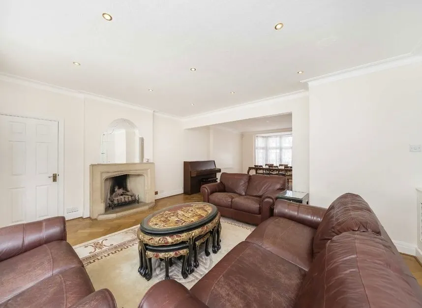 Carlton Close, Edgware, HA8, photo 6