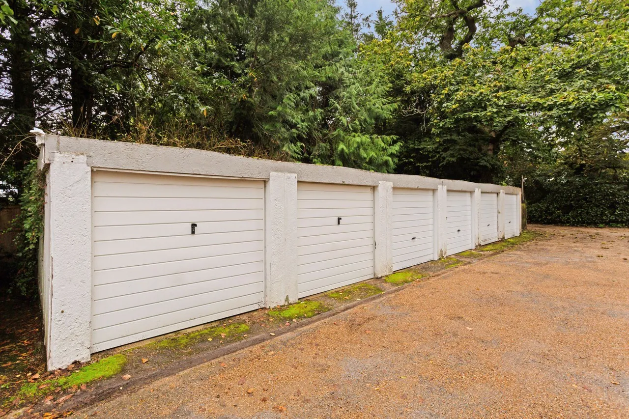 Clarence Lodge, Middle Hill, TW20, photo 10