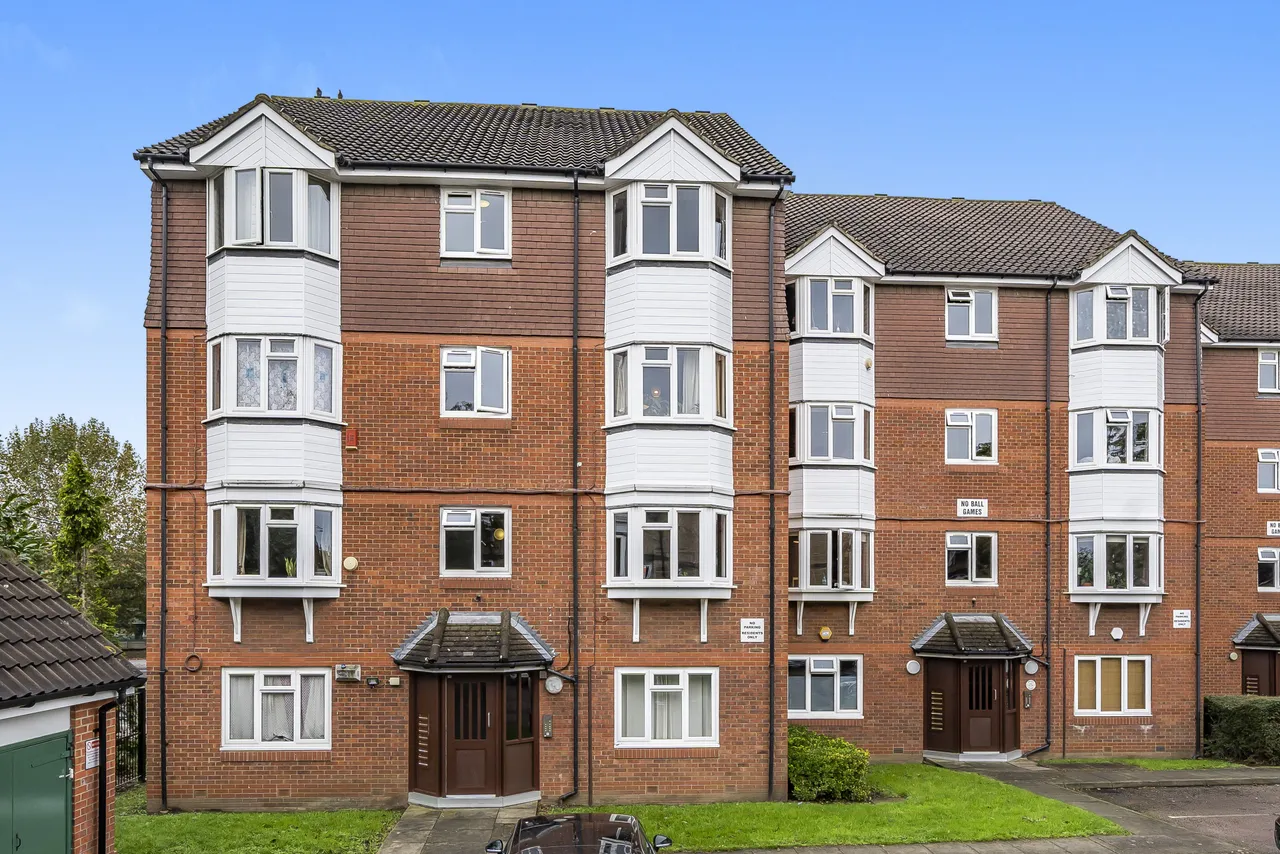 2 bed flat for sale — 13 Weald Close, London