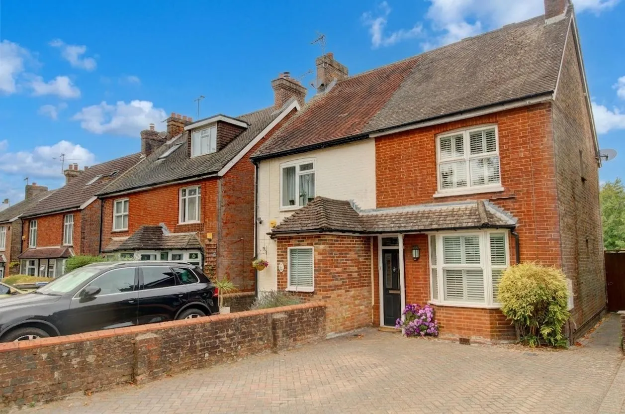 2 bed house for sale, Crawley Road, Horsham, RH12