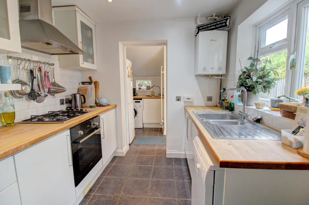 Crawley Road, Horsham, RH12, photo 2