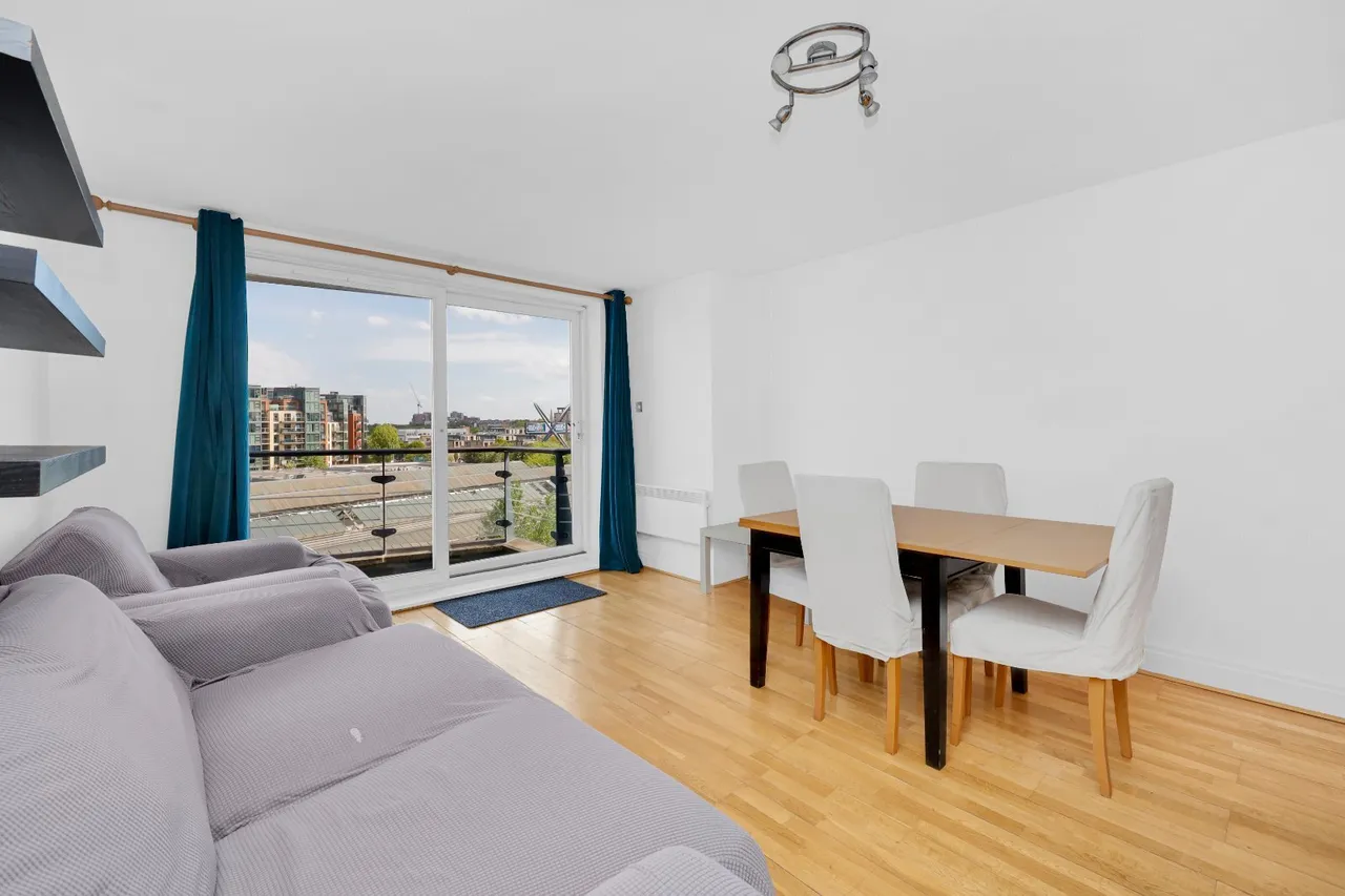 2 bed flat for sale, Smugglers Way, London, SW18