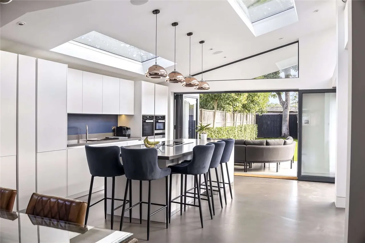 6 bed house for sale — Curzon Road, Weybridge, Surrey, KT13 8UW