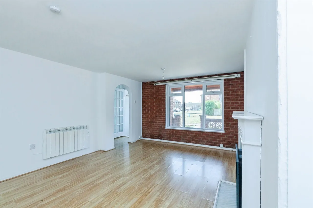 Monmouth Drive, Leicester, photo 4