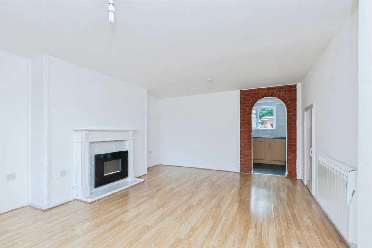 Monmouth Drive, Leicester, photo 5