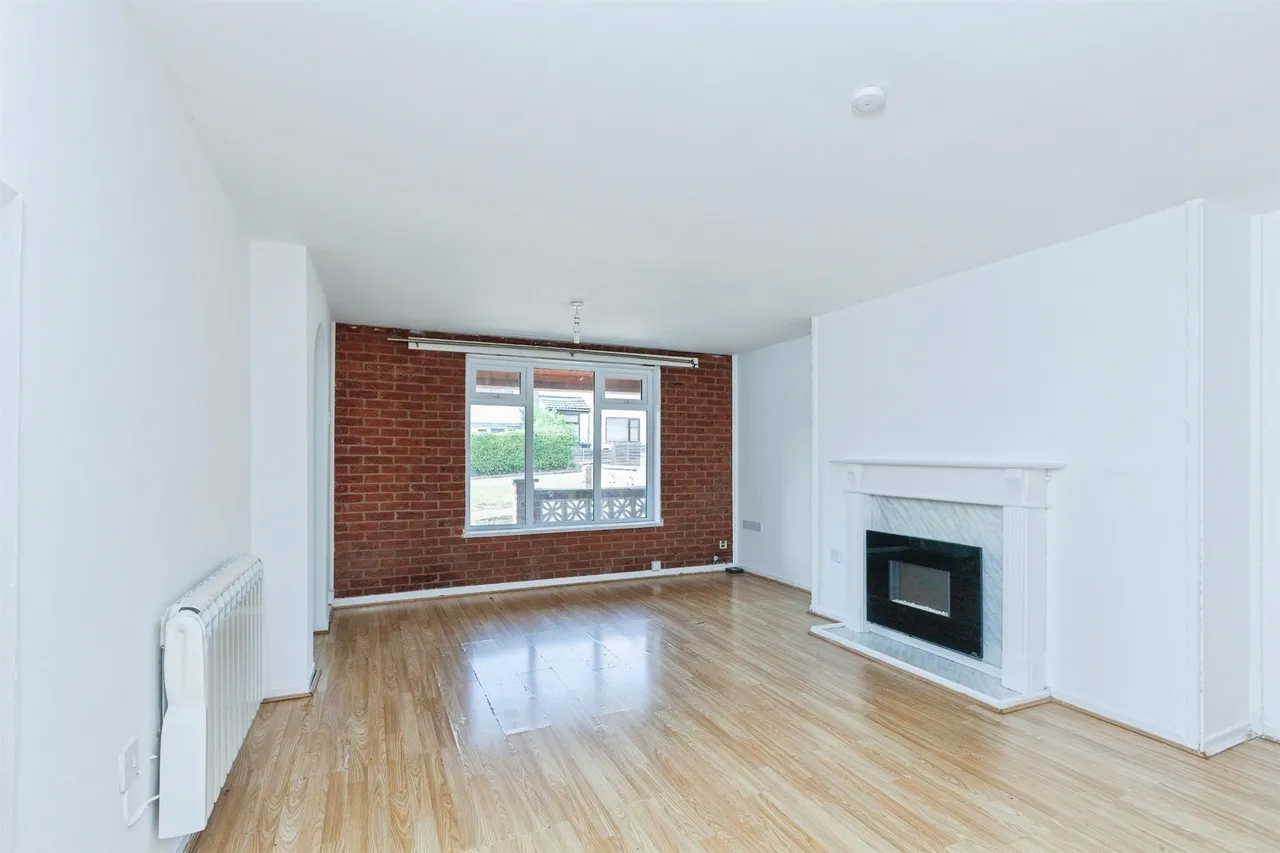 Monmouth Drive, Leicester, photo 3