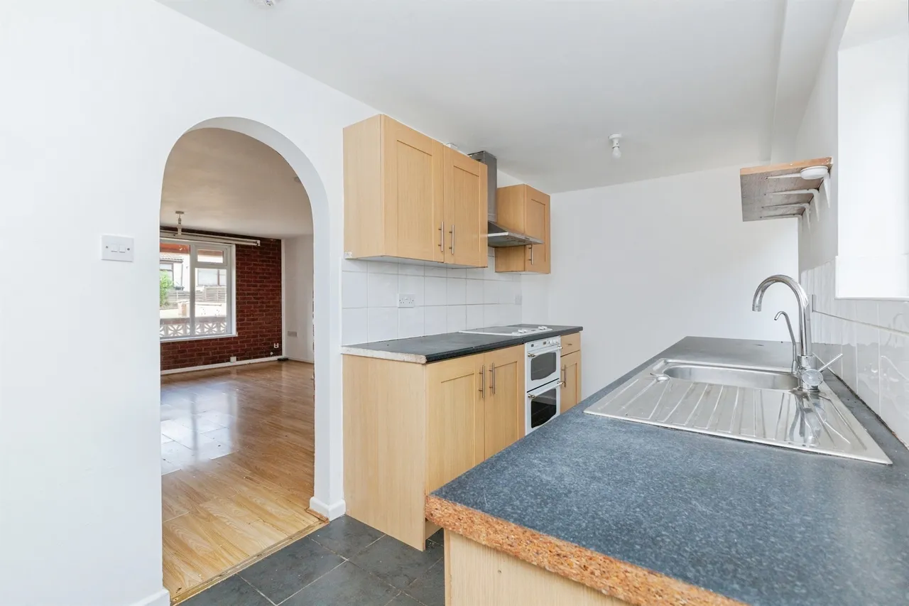 Monmouth Drive, Leicester, photo 6