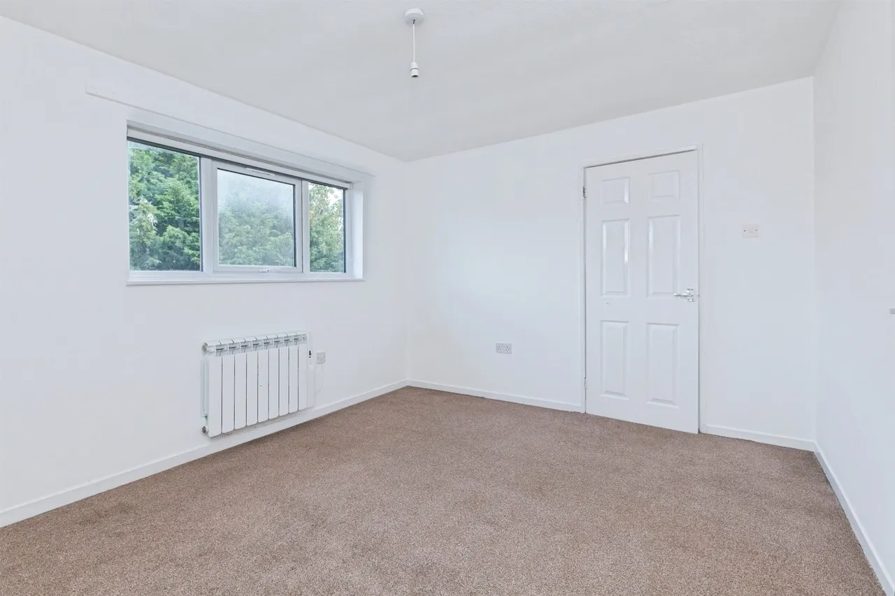 Monmouth Drive, Leicester, photo 12