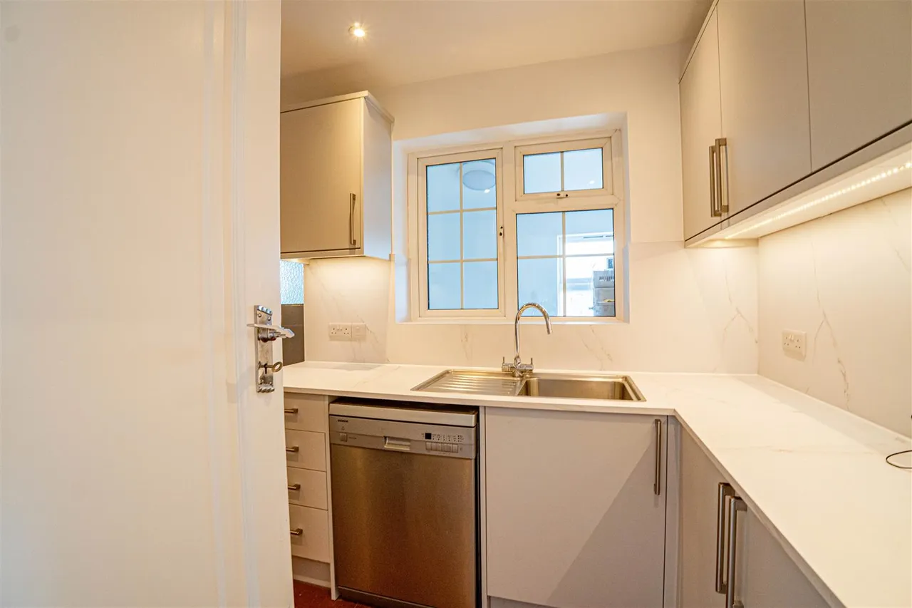 Bexhill Road, St. Leonards-On-Sea, photo 17