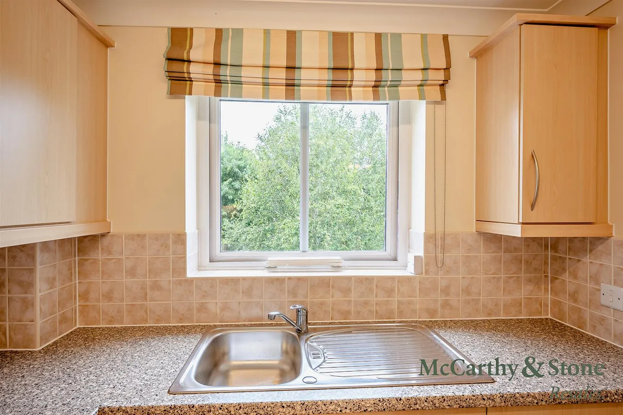 Buckingham Road, Brackley, NN13, photo 12