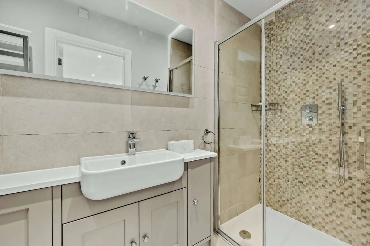 Ditton Grange Drive, Long Ditton, Surbiton, Surrey, KT6 5HG, photo 9