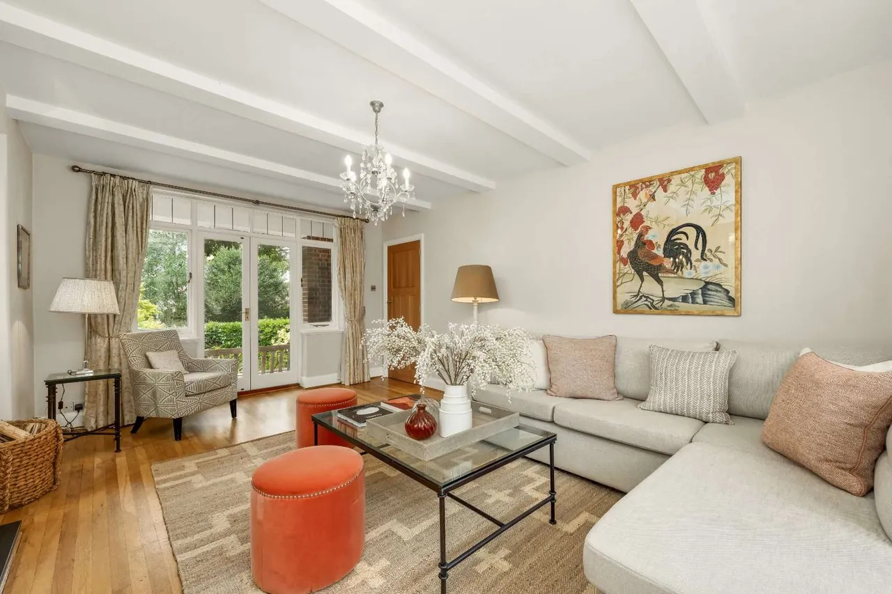 Ditton Grange Drive, Long Ditton, Surbiton, Surrey, KT6 5HG, photo 3