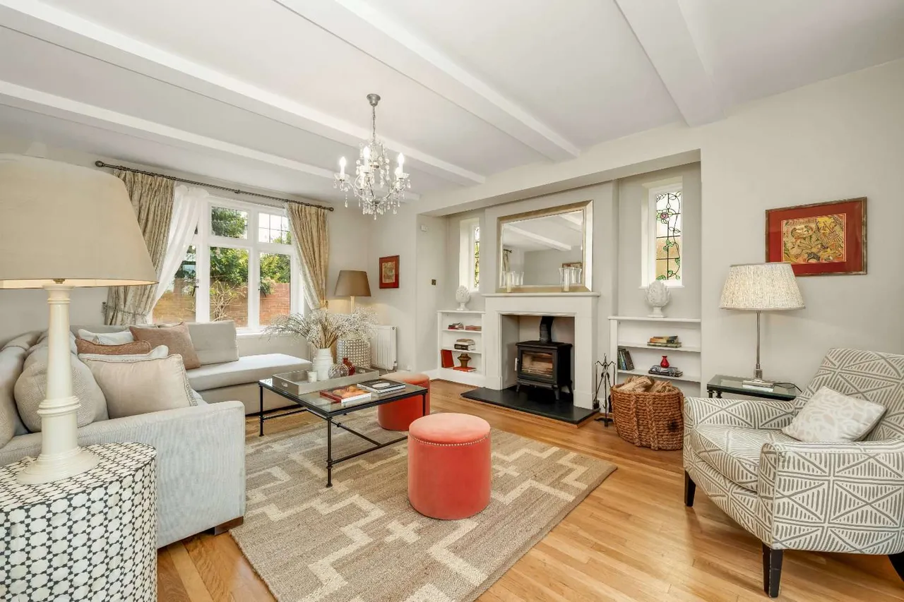 Ditton Grange Drive, Long Ditton, Surbiton, Surrey, KT6 5HG, photo 2