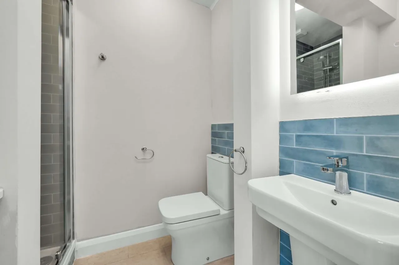 Ditton Grange Drive, Long Ditton, Surbiton, Surrey, KT6 5HG, photo 11