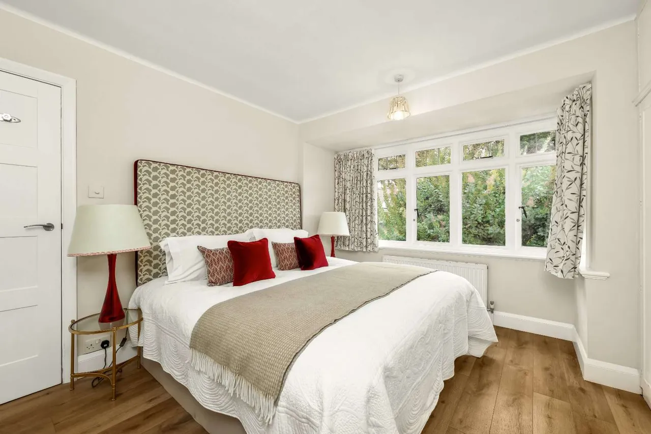 Ditton Grange Drive, Long Ditton, Surbiton, Surrey, KT6 5HG, photo 12