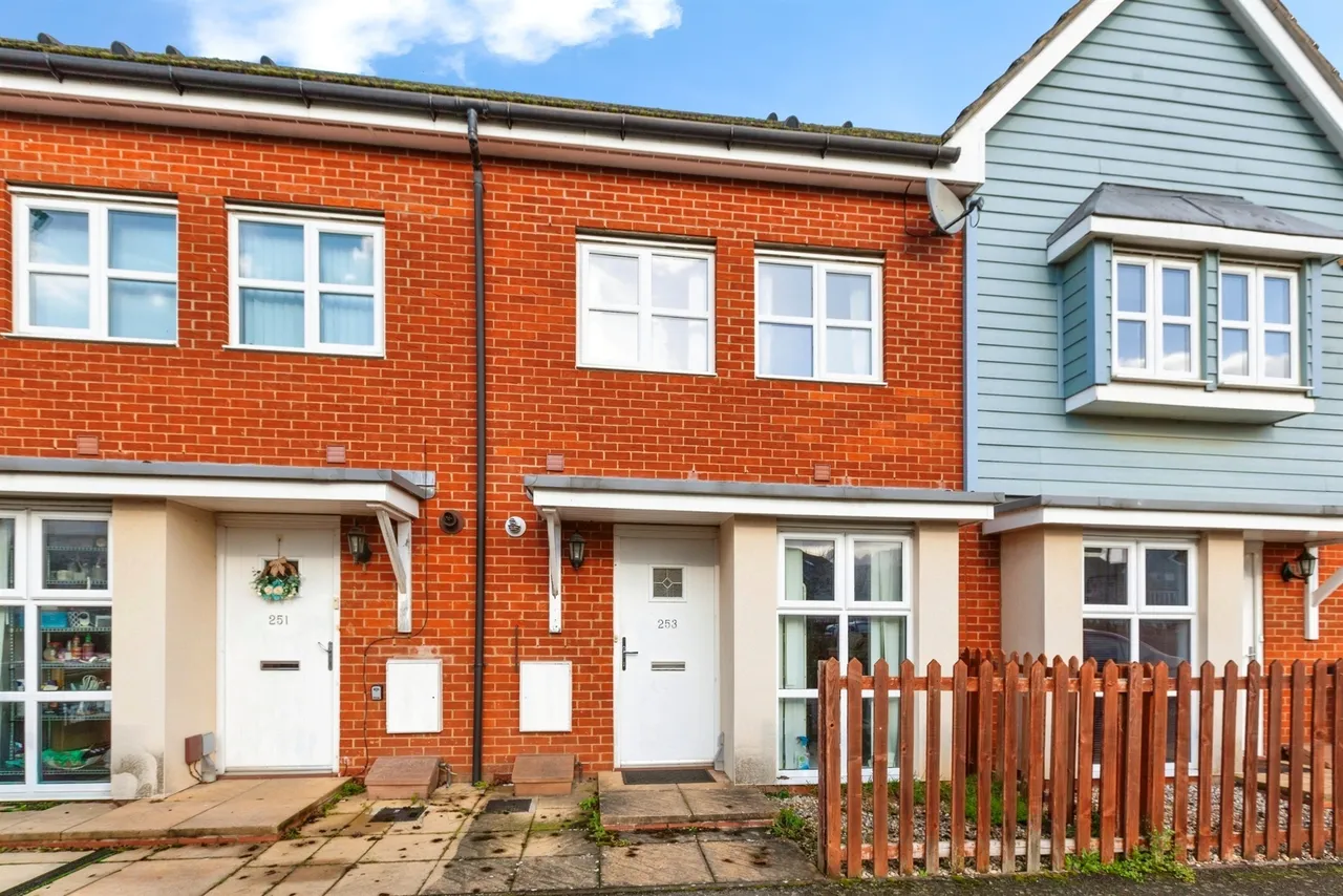 2 bed house for sale — Eltham Avenue, SLOUGH