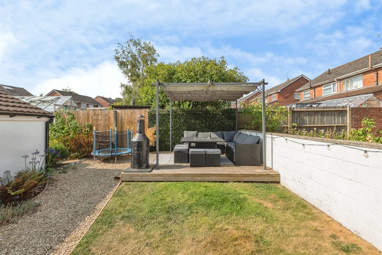 King Cuthred Drive, Chard, photo 3