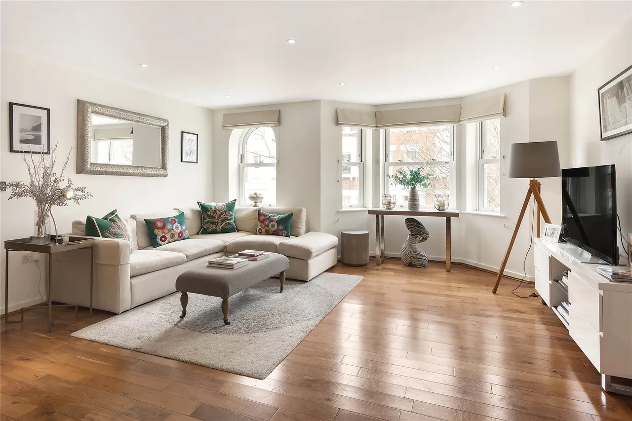 2 bed flat to rent, Wendle Square, London, SW11