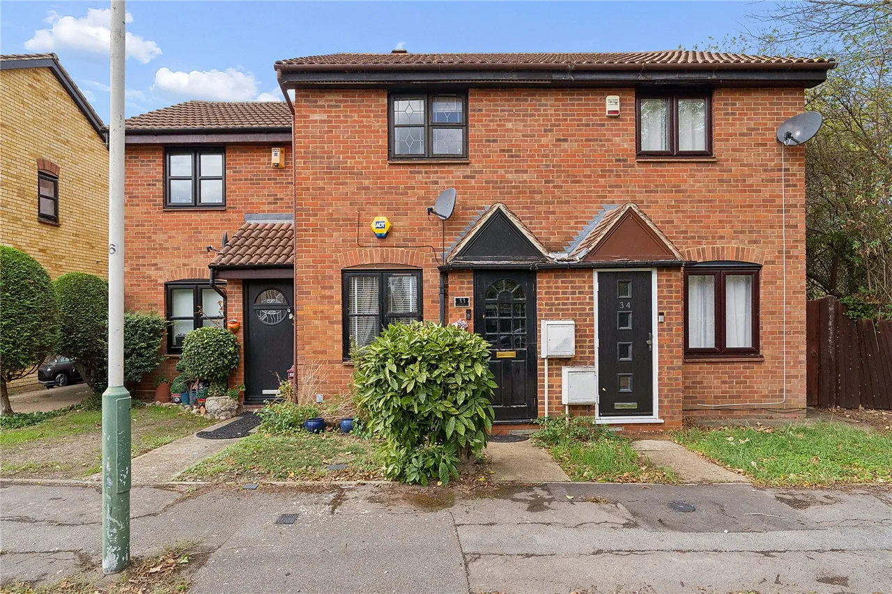 2 bed house for sale, Mansard Close, Hornchurch, RM12