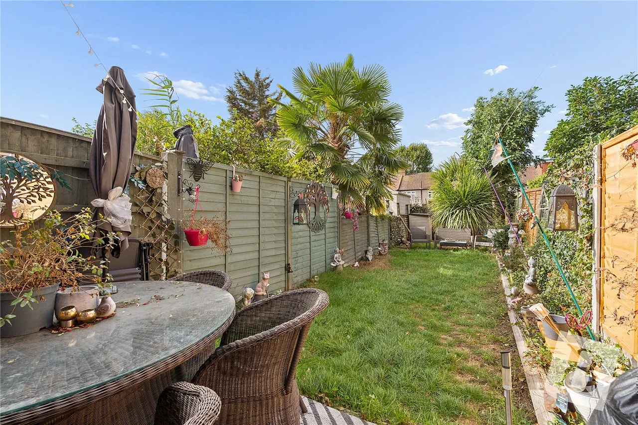 Mansard Close, Hornchurch, RM12, photo 11