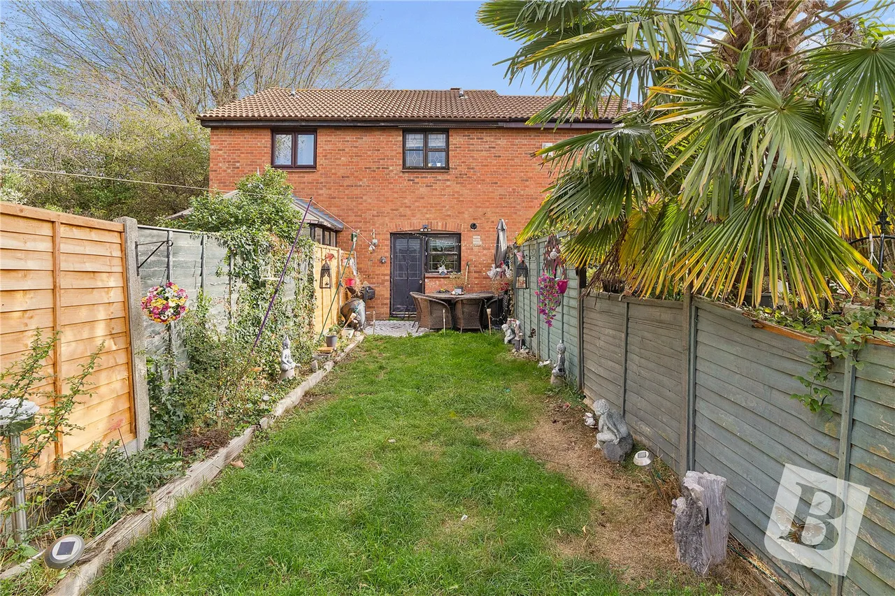 Mansard Close, Hornchurch, RM12, photo 10