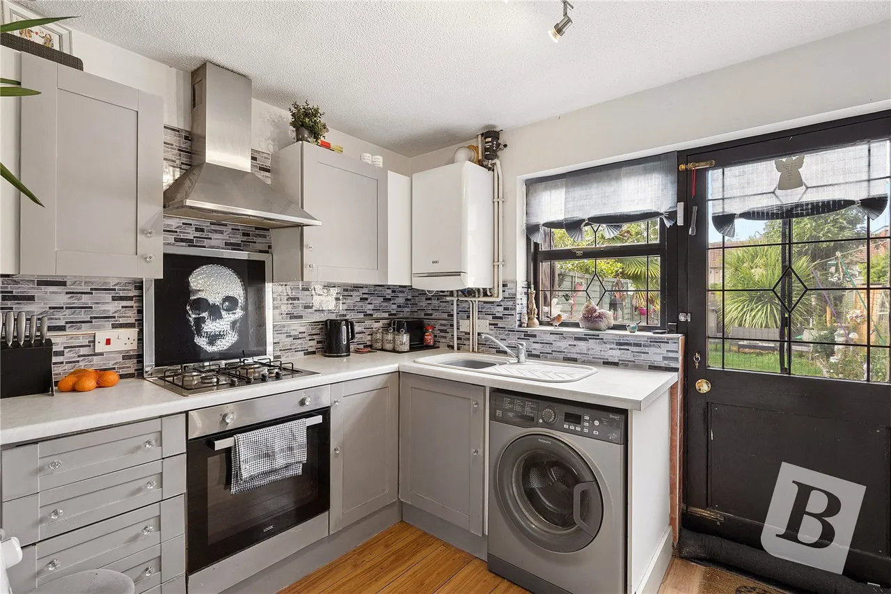 Mansard Close, Hornchurch, RM12, photo 4