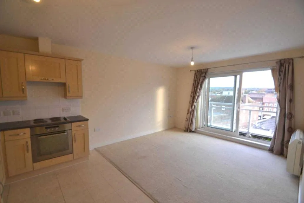 Station Approach, Epsom, KT19, photo 2