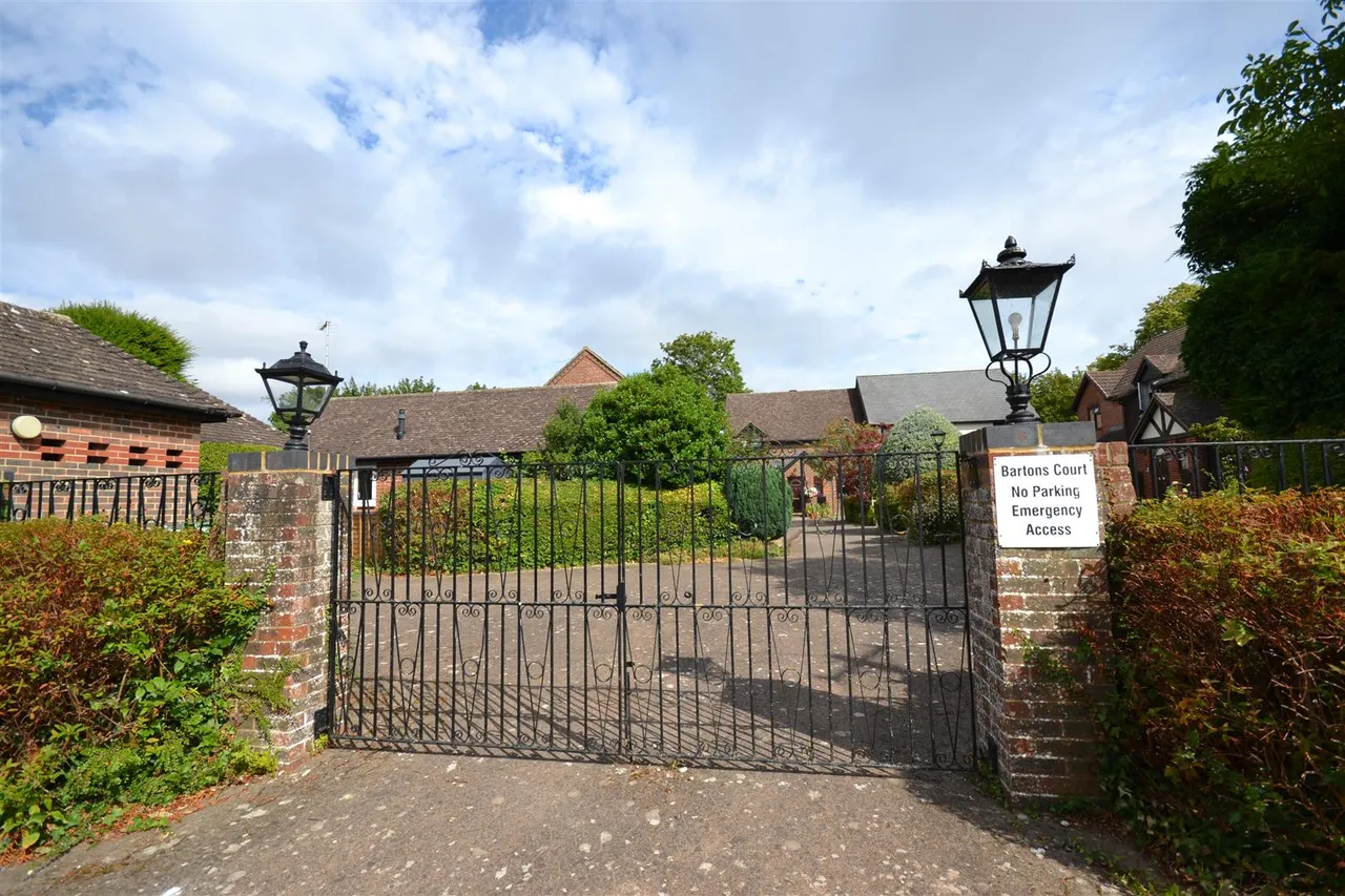 Dunleys Hill, Odiham, photo 11
