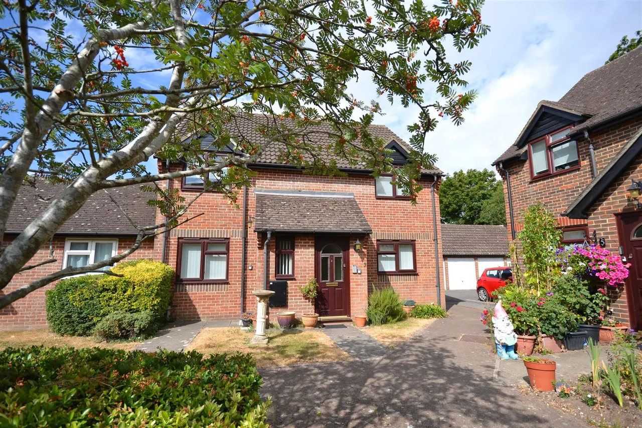 2 bed flat for sale, Dunleys Hill, Odiham