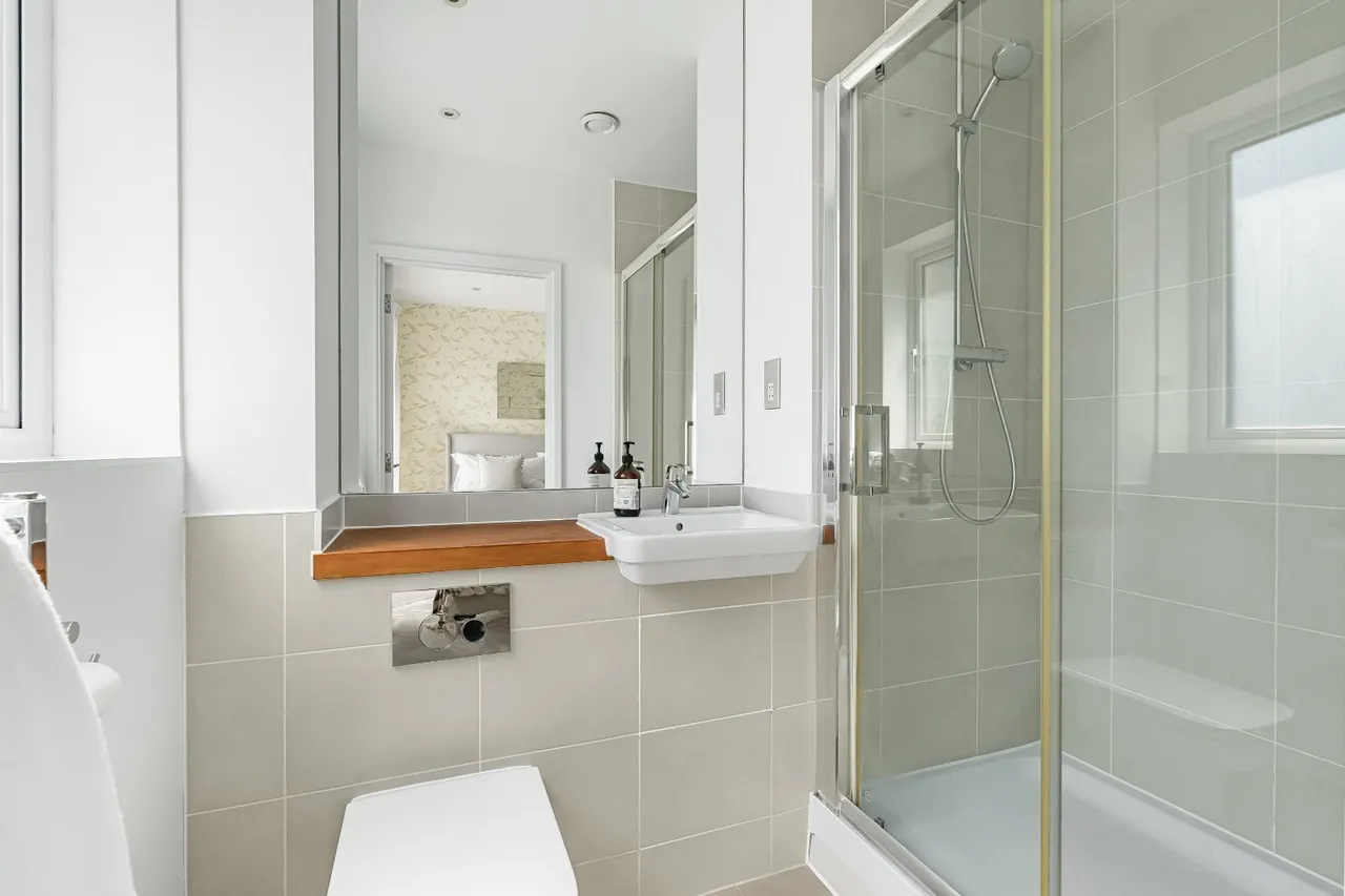 Reynard's Way, Brentford, TW8, photo 15