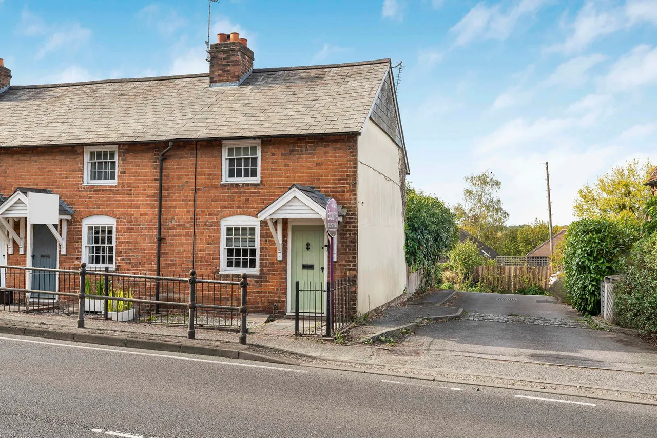 2 bed house for sale, The Street, Wrecclesham, GU10