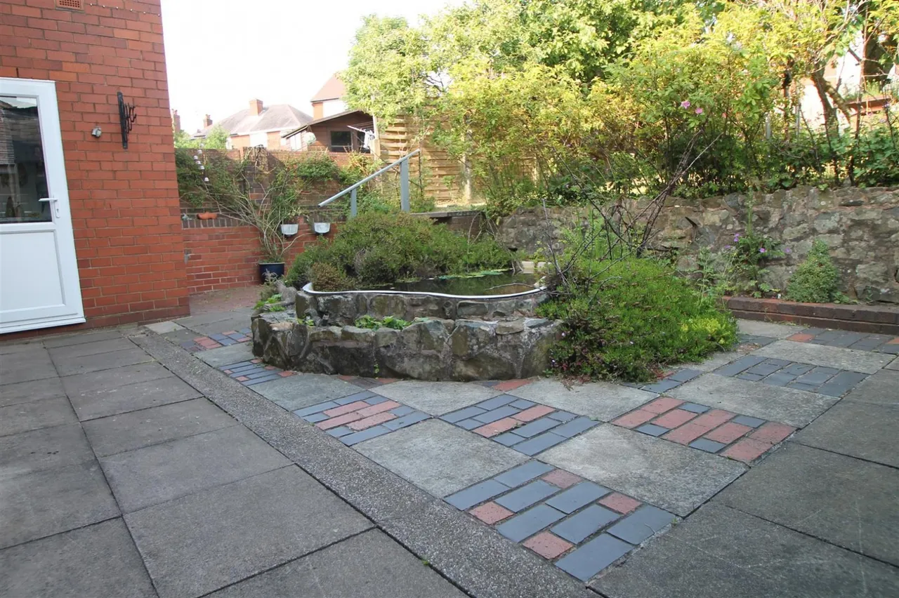 Highfield Crescent, Rowley Regis, photo 17