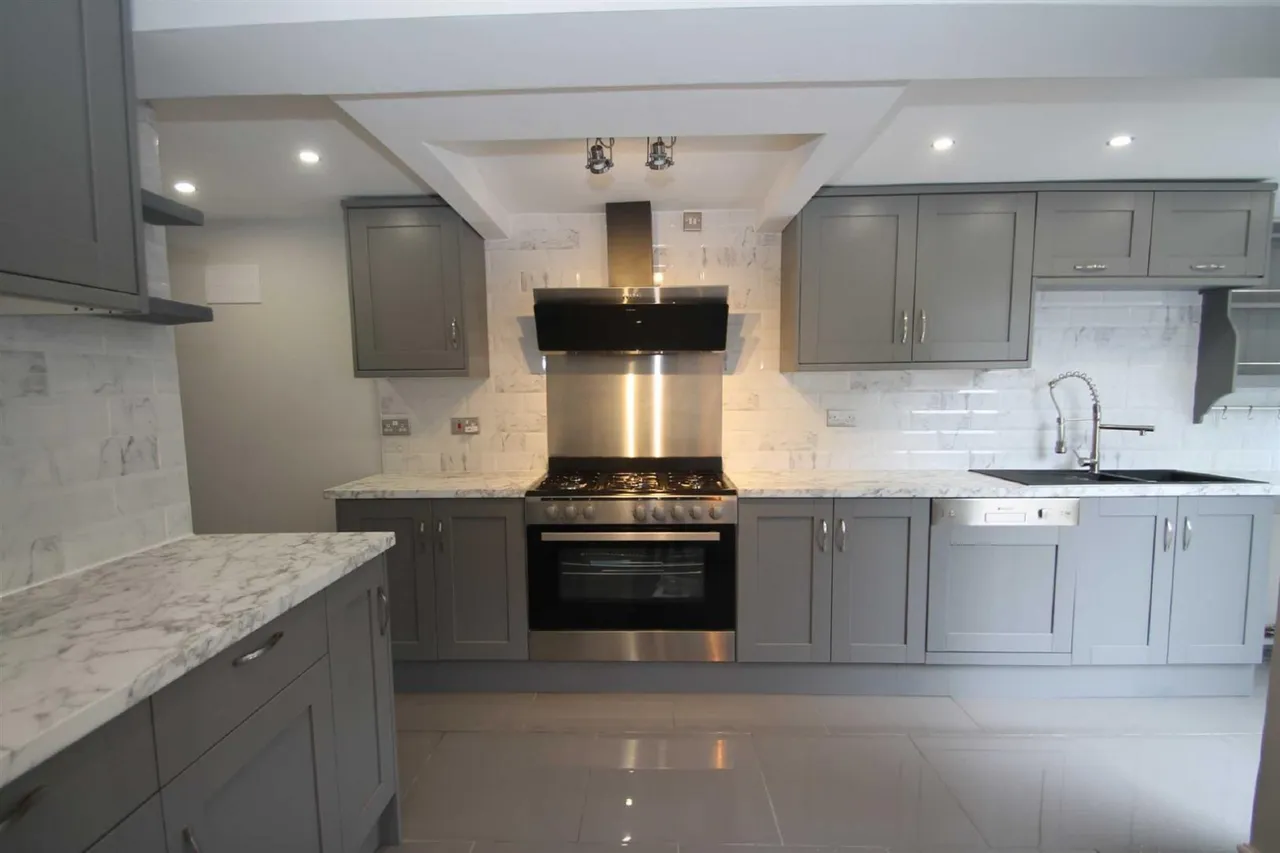Highfield Crescent, Rowley Regis, photo 3