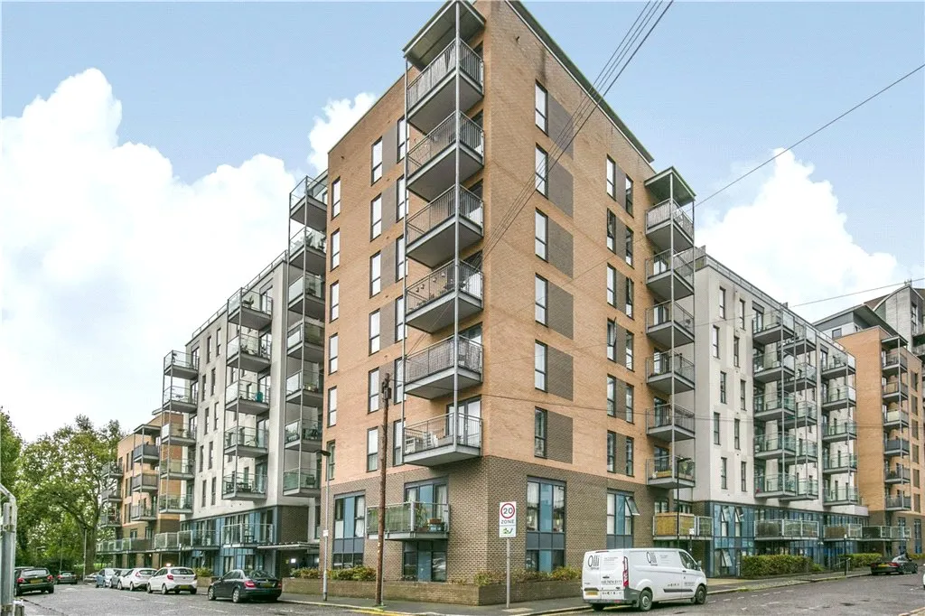 2 bed flat for sale, Turner Street, London, E16