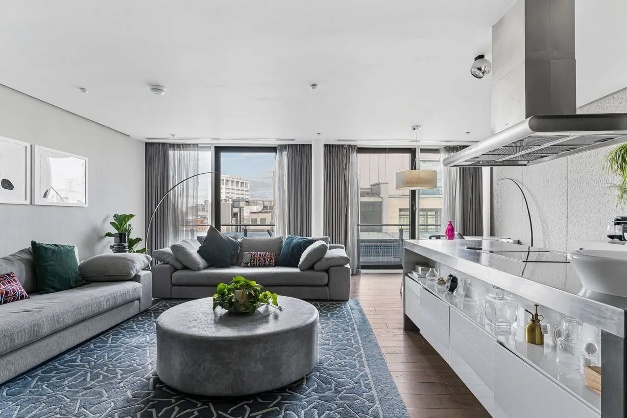 2 bed flat to rent, Wardour Street, London, W1D