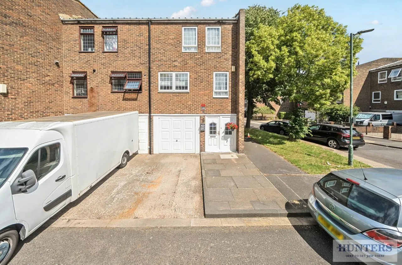 4 bed house for sale — St. Edmunds Close, Erith
