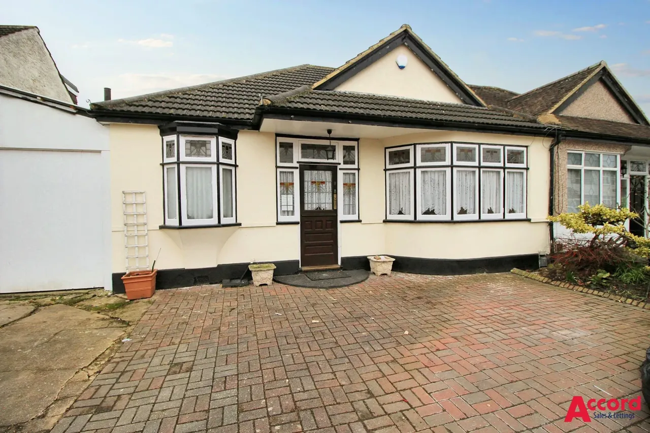 3 bed house to rent — Ainsley Avenue, Romford, RM7