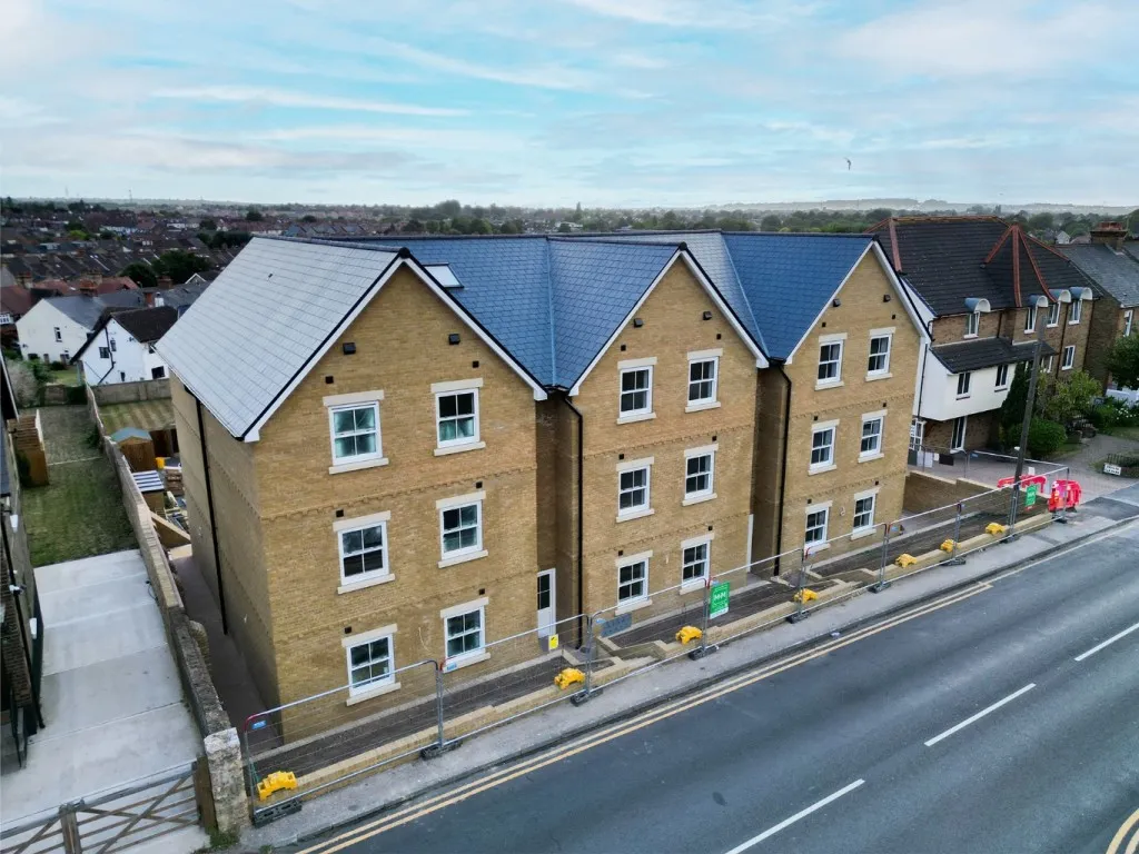2 bed flat to rent, Old Road East, Gravesend, DA12