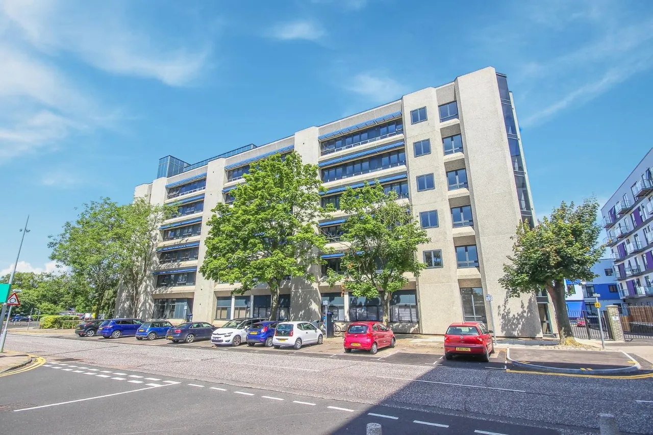 flat to rent — Skyline House Swingate, Stevenage, Herts SG1 1AX