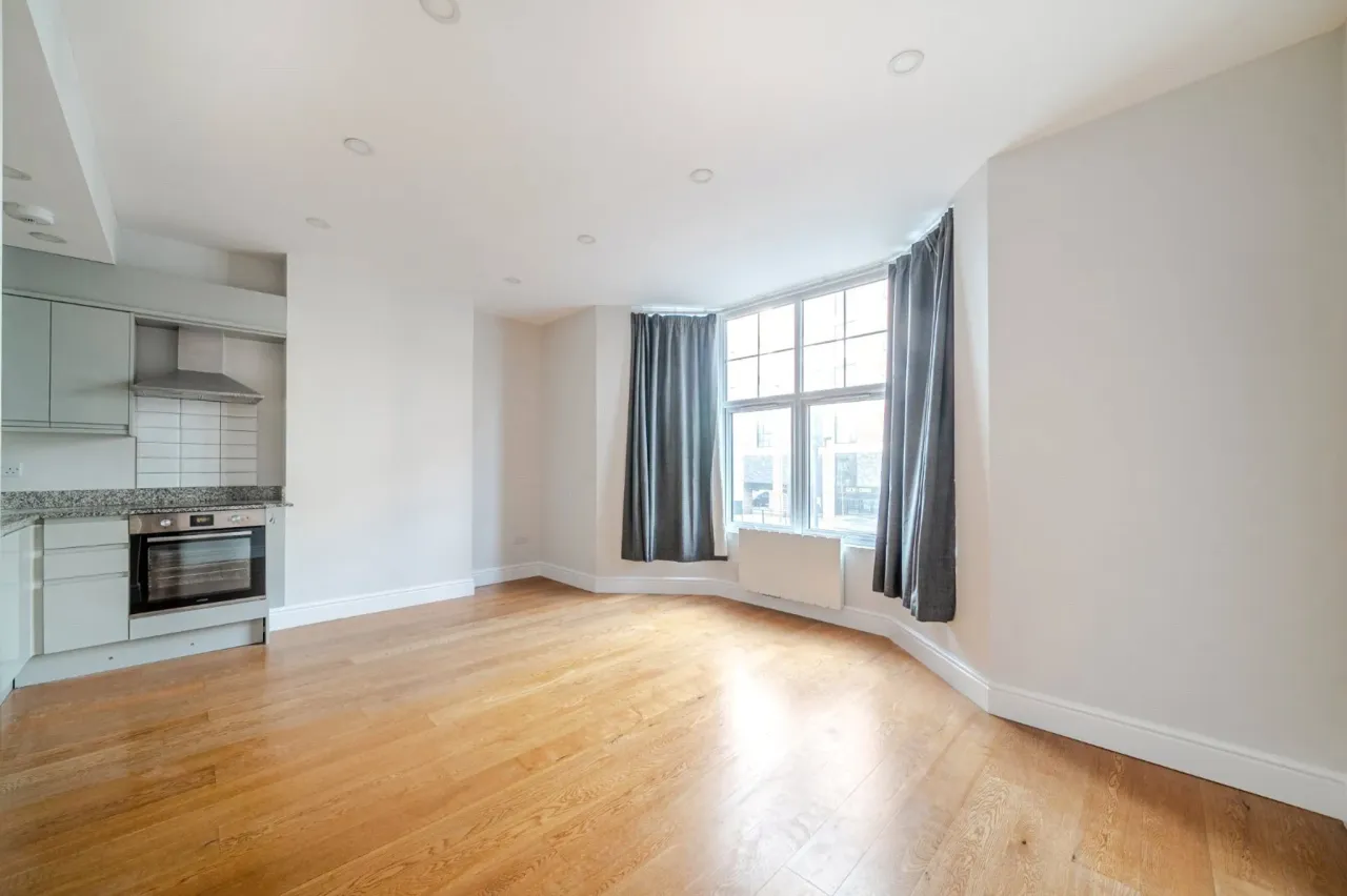 2 bed property for sale — Old Woking Road, West Byfleet, Surrey...