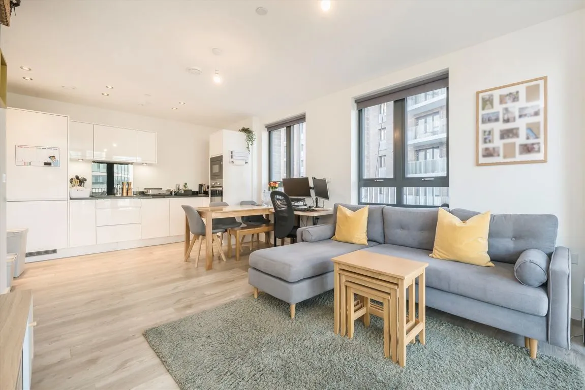 2 bed property for sale, Lakeside Drive, NW10